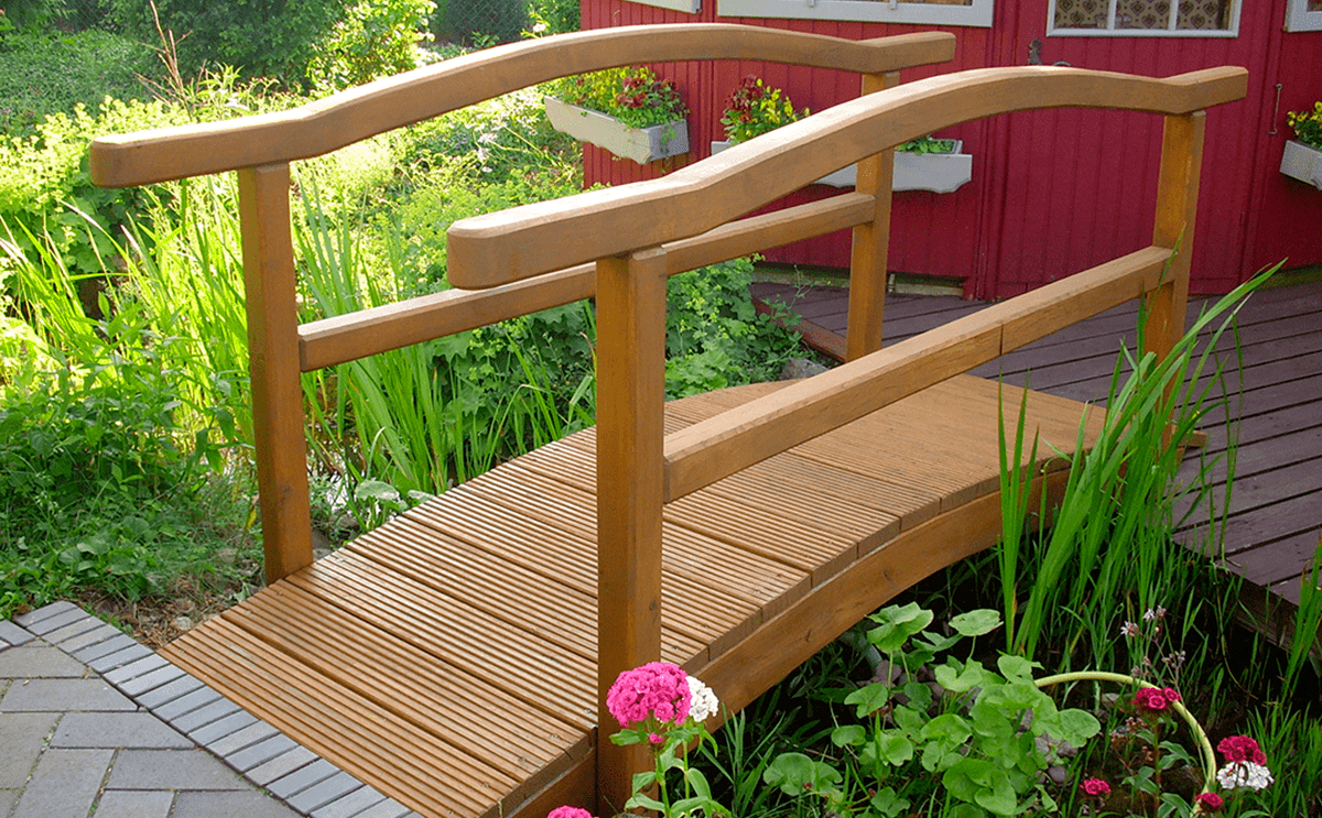 Holzbau-Garten-Bruecke